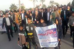 استقبال مردم و گردشگران از همایش پیاده‌روی خانوادگی ایرانیان در گناوه