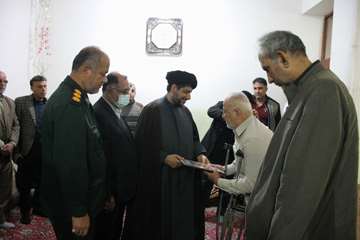 دیدار با خانواده شهید نصرت اله احمدی - دهه فجر- فرماندار